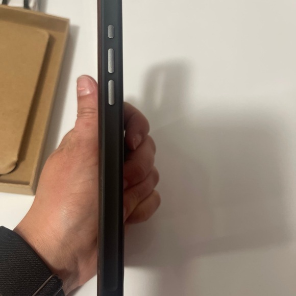 Nomad Modern Leather Case for iPhone 6.7” Pro 2023 - Picture 6 of 9